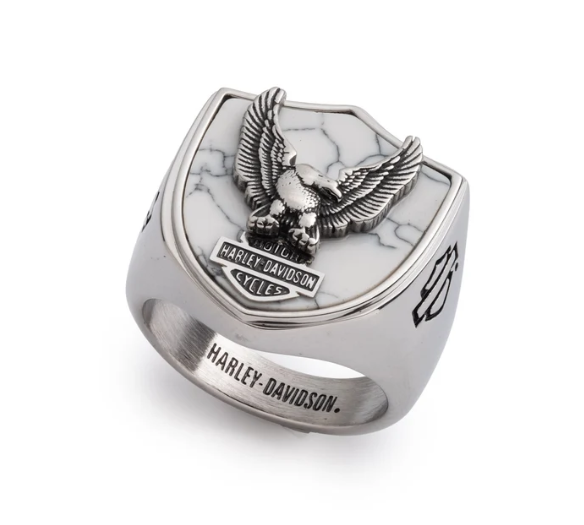 Bague ornée d’un emblème « Flying Eagle & Bar and Shield » en howlite blanche