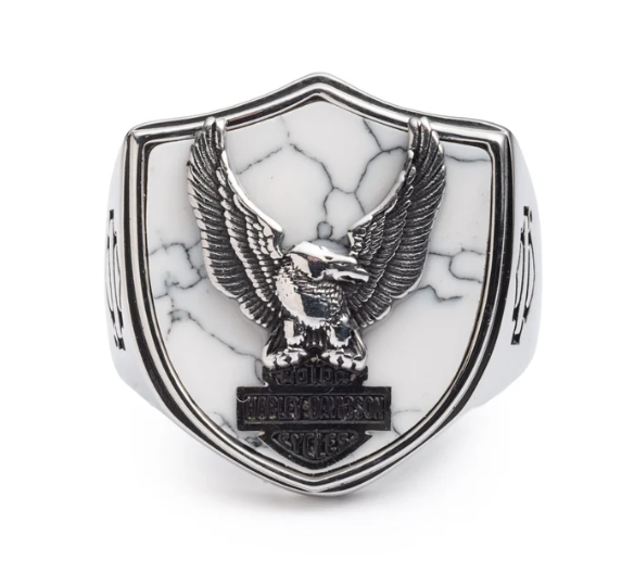 Bague ornée d’un emblème « Flying Eagle & Bar and Shield » en howlite blanche
